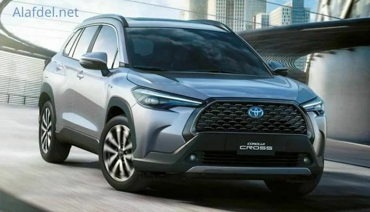 أفضل شركات السيارات؛ مع أهم المعلومات عن كل شركة منها 2 صورة لسيارة Toyota تويوتا تسير على الطريق وذلك ضمن أفضل شركات السيارات في العالم