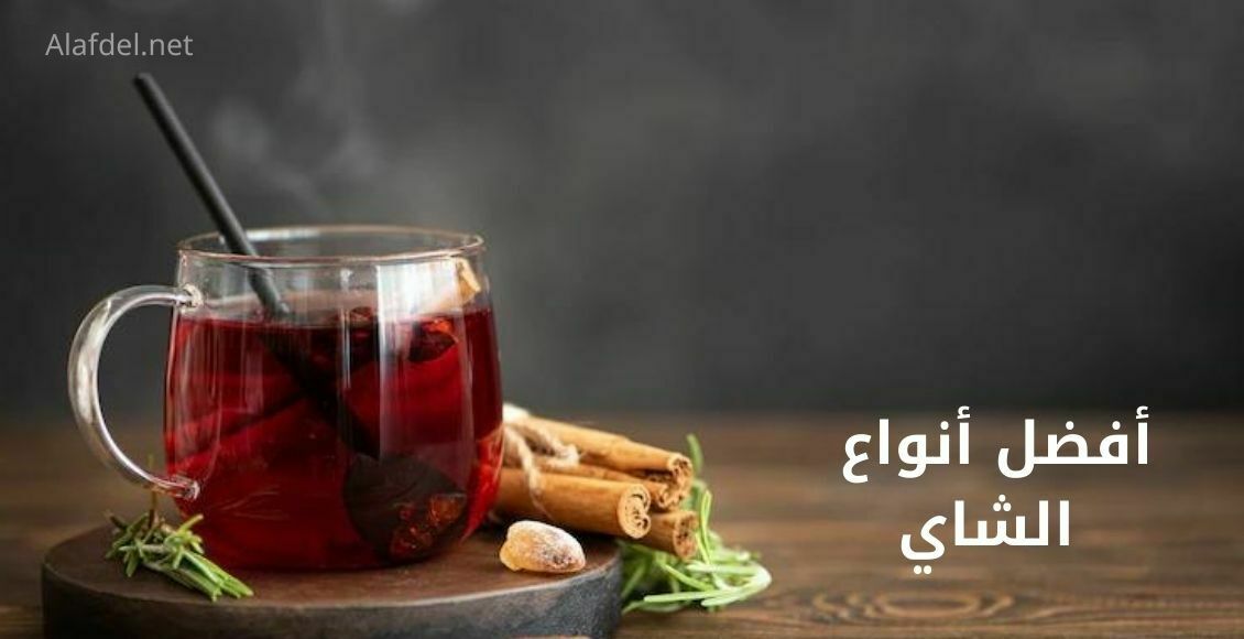 صورة توضح كوب من الشاي على طبق على طاولة خشبية مكتوب عليها أفضل أنواع الشاي tea best kind