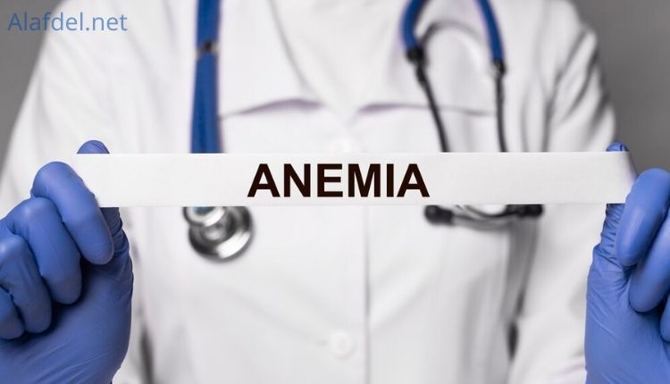 صورة بها دكتور يمسك بورقة بها كلمة anemia وذلك لبيان الأعراض النفسية التي تحدث بسبب نقص الحديد