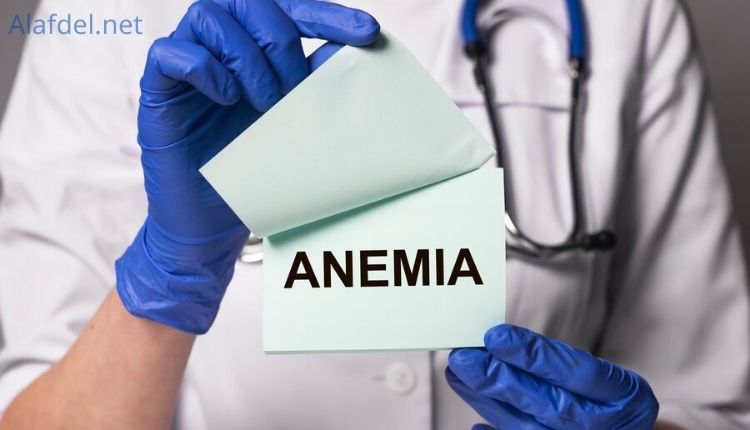 صورة بها دكتور يمسك بورقة بها كلمة anemia وذلك لبيان الأسباب التي تسبب نقص الحديد في الجسم