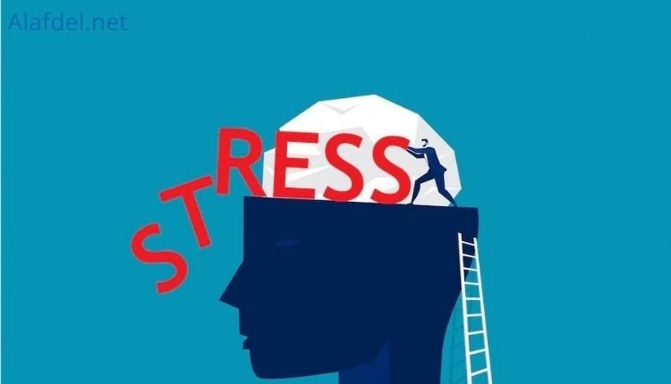 صورة بها مجسم لرأس ضخمة بجوارها سلم صعد عليها رجل يدفع كلمة Stress وذلك ضمن كيفية علاج الوسواس القهري