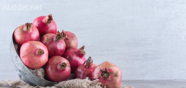 صورة بها مجموعة من حبات الرمان على يسار الصورة وذلك ضمن فائدة الرمان الصحية Health benefits of pomegranate