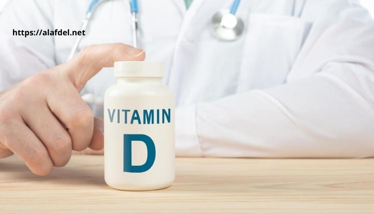 صورة بها دكتور يشير بيديه إلى علبة بها أحد مكملات فيتامين دvitamin D supplement