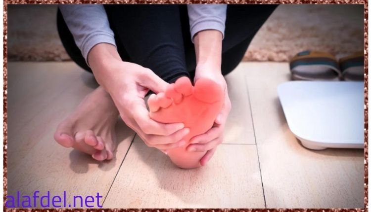 أعراض النقرس في الكعب Symptoms of gout in the heel يؤلم القدم والأصابع