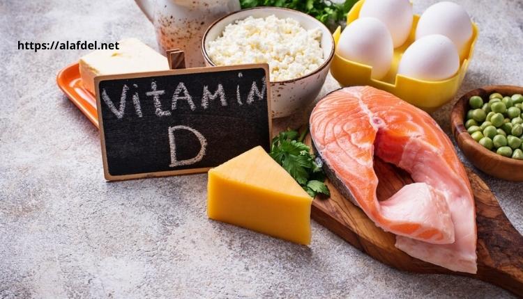 صورة بها مجموعة من الأطعمة الغنية بفيتامين د وجنبها مربع أسود مكتوب عليه vitamin D