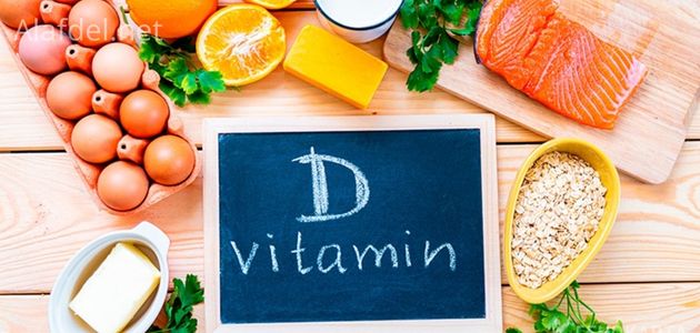 صورة بها كلمة vitamin D بالإنجليزية مكتوبة على مربع أزرق حوله عدد من الأطعمة الغنية ب فيتامين د ضمن أعراض نقص الفيتامين د