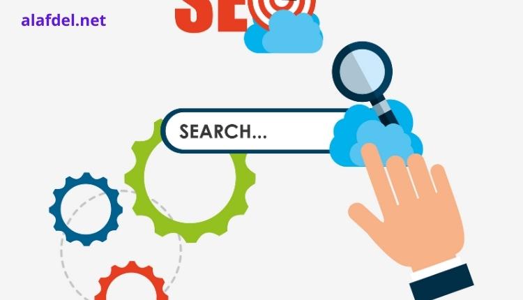 صورة بها يد تضغط على مربع البحث الخاص بالإنترنت ومكتوب فوق الصوة كلمة seo 