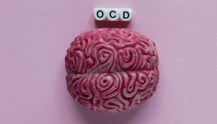 صورة بها مخ مكتوب أعلاه OCD نُحاول هنا مساعدة مريض الوسواس القهري والإجابة عن أهم التساؤلات عن الاضطراب Answering FAQ about Obsessive-Compulsive Disorder (OCD)