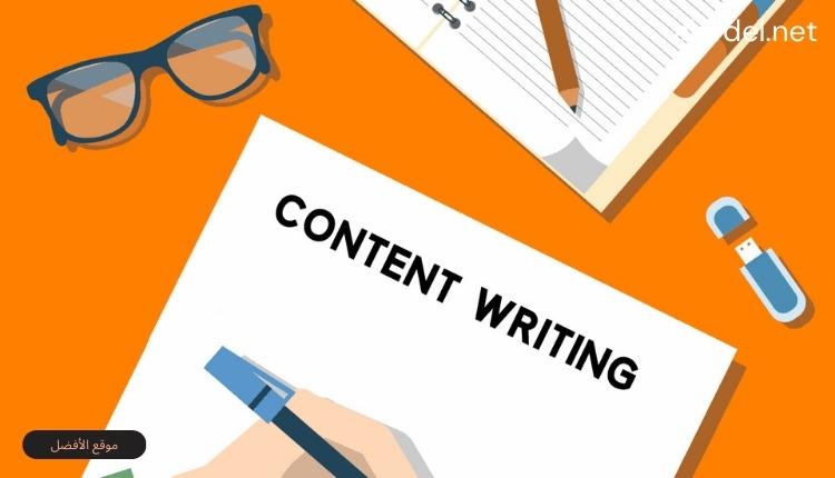 صورة بها ورق ويد تمسك قلم ومكتوب content writing ضمن الحديث عن الأسباب الأساسية لتعلم كتابة المحتوى