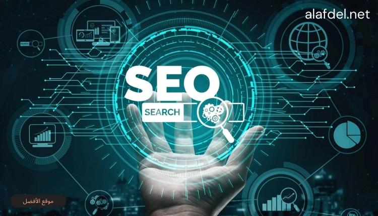 صورة بها يد إنسان وكلمة seo ودوائر ورسومات ضمن الحديث عن النظر في قابلية التوسع في تحسين محركات البحث