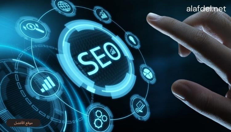 صورة بها يد ستضغط على دائرة بها كلمة seo وحولها دوائر أصغر ضمن الحديث عن تحديد أهداف تحسين محركات البحث