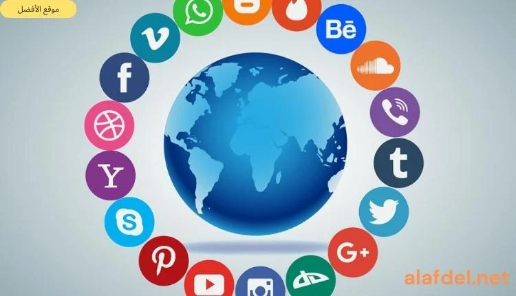 صورة بها مجسم للكرة الأرضية وحوله العديد من شعارات الموقع ضمن الحديث عن مواقع وسائل التواصل الاجتماعي