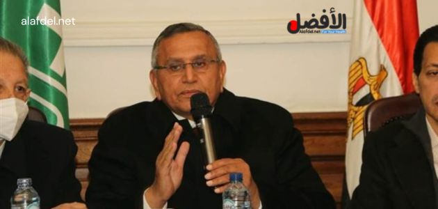 صورة بها عبد السند يمامة رئيس حزب الوفد يتكلم في أحد الاجتماعات