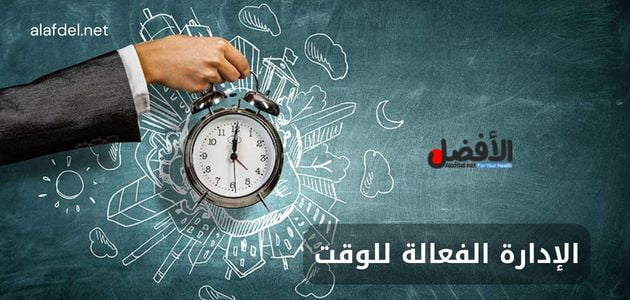 صورة بها يد إنسان تمسك منبه وحول المنبه رسومات ضمن الحديث عن الإدارة الفعالة للوقت