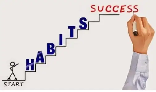 صورة بها يد ترسم سلم مكتوب عليه Habits وكلمة success في أعلى السلم ضمن الحديث عن اكتساب العادات وتغيير السلوك