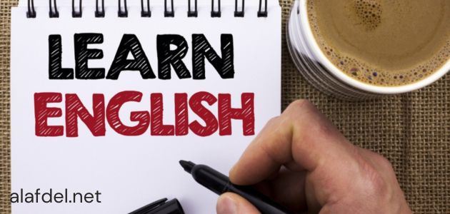 صورة بها يد تمسك قلم ومكتوب تعلم الإنجليزية learn English ضمن الحديث عن تعلم اللغة الانجليزية من الصفر للاحتراف