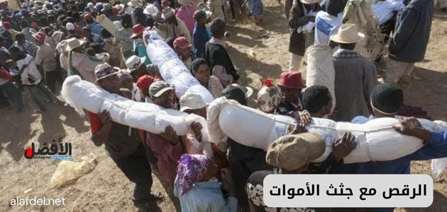 صورة تعبر عن تقليد فاماديهانا الجنائزي الذي هو من أغرب التقاليد في العالم