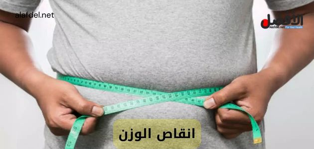 صورة بها شخص يقيس خصره بواسطة شريط قياس ضمن الحديث عن انقاص الوزن Weight loss