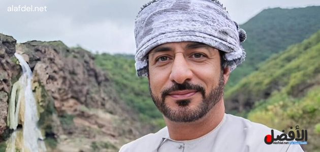 صورة بها الإعلامي قيس بن حمود البوسعيدي في أحد الجبال ضمن الحديث عن وفاة قيس بن حمود البوسعيدي