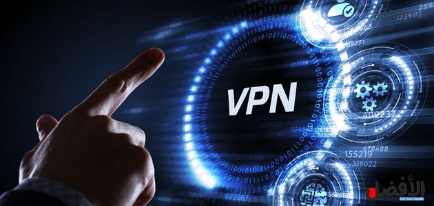 صورة بها يد إنسان تشير إلى كلمة vpn في دائرة ضمن الحديث عن عقوبه استخدام vpn في السعودية