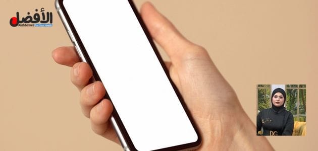 صور بها يد تمسك بهاتف وعليه صورة الإعلامية العراقية فاطمة قيدار وذلك ضمن الحديث عن فيديو سكس فاطمه قيدار