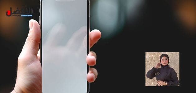 صور بها يد تمسك بهاتف وعليه صورة الإعلامية العراقية فاطمة قيدار وذلك ضمن الحديث عن فيديو سكس فاطمه قيدار وعن فضيحه فاطمه قيدار سكس