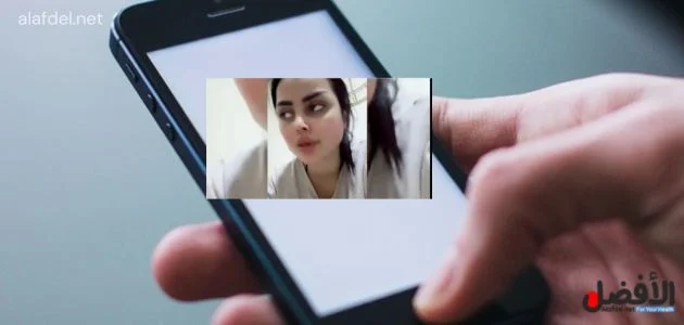صورة بها يد تمسك هاتف عليه صورة العراقية ام اللول ضمن الحديث عن مقطع ام اللول الجديد