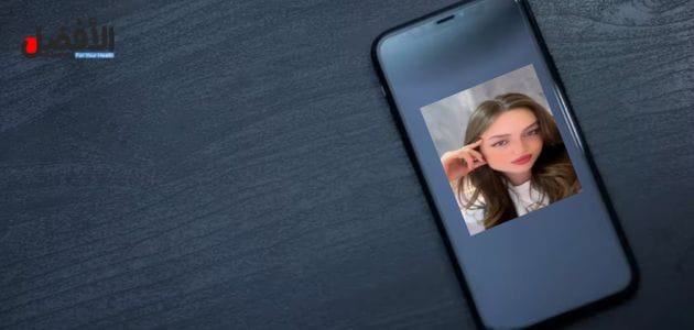 صورة بها يد تمسك هاتف عليه صورة اللبنانية جيني شليطا ضمن الحديث عن فيديو سكس جيني شليطا