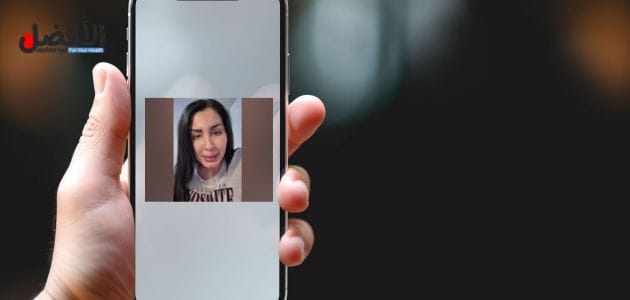 صورة بها يد تحمل هاتف ذكي عليه صورة العراقية ميره النوري ضمن الحديث عن سكس ميرا النوري الجديد 2025