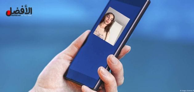 صورة بها يد تمسك هاتف عليه صورة اللبنانية نايا خوري ضمن الحديث عن مقاطع اللبنانية نايا خوري سكس