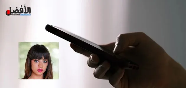 مقاطع ساشا بيرل 2025.. افلام المصرية sasha pearl 2 صورة بها يد تمسك هاتف وعليها صورة المصرية أميرة علي ضمن الحديث عن sasha pearl porn