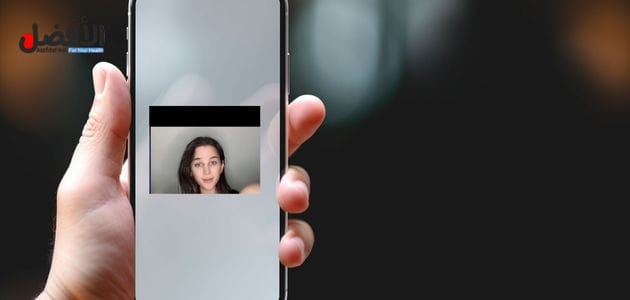 صورة بها يد شخص تمسك هاتف ذكي عليه صورة السورية ايه خلف ضمن الحديث عن سكس اية خلف مع جوش سعيد