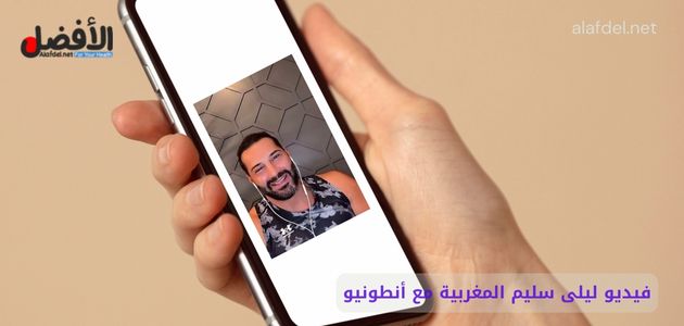 صورة بها يد تمسك هاتف عليه صورة اللبناني كينج عيسى ضمن الحديث عن فيلم كينج عيسى مع كارما الجديد