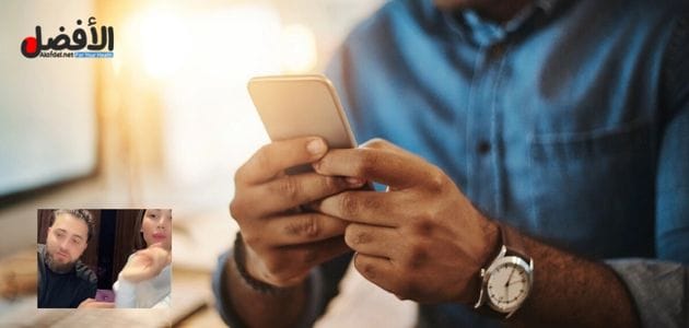 افلام انطونيو سليمان الأخيرة.. مقطع انجي الغنوج مع انطونيو سليمان 1 صورة بها يد تمسك هاتف مع صورة السوري انطونيو سليمان والسورية نايا خوري ضمن الحديث عن سكس نايا خوري مع انطونيو سليمان