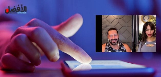 صورة بها يد تمسك هاتف عليه صورة اللبناني كينج عيسى مع كارما المصرية ضمن الحديث عن افلام سكس كارما المصرية