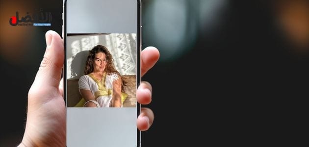 صورة بها يد تمسك هاتف عليه صورة الفتاة الإسبانية باتريسيا لوبيز ضمن الحديث عن فيديو سكس باتريسيا لوبيز وزوجها المغربي