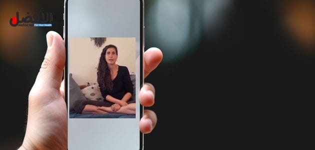 صورة بها هاتف بيد شخص عليه صورة ابن الوزيرة الاسرائيليه شوشانا ستروك ضمن الحديث عن سكس ابن الوزيرة الاسرائيليه شوشانا ستروك