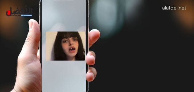 صورة بها يد تمسك بهاتف ذكي عليه صورة الفتاة السعودية هديل غاليه ضمن الحديث عن افلام هديل غاليه xnxx