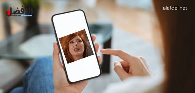 صورة بها يد تمسك بهاتف ذكي عليه صورة الأمريكية لورين فيليبس ضمن الحديث عن افلام لورين فيليبس 2025، وعن سكس لورين فيليبس