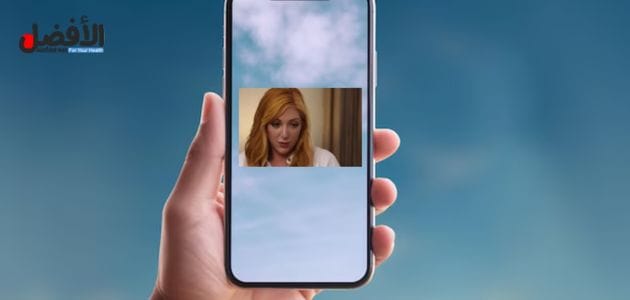 صورة بها يد تمسك بهاتف ذكي عليه صورة الأمريكية لورين فيليبس ضمن الحديث عن لورين فيليبس xnxx