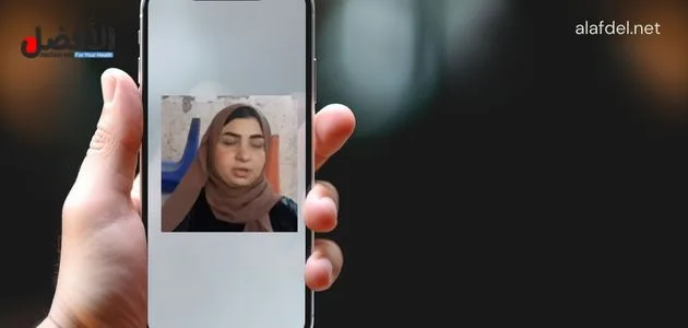 صورة بها هاتف ذكي ممسوك بيد عليه صورة ماجدة أشرف المصرية ضمن الحديث عن فيلم سكس ماجدة الشمال، تفاصيل فيديو ماجدة أشرف مع زوجها