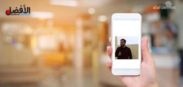 صورة بها يد تمسك هاتف عليه صورة السوري عبيدة الشواف ضمن الحديث عن عبيدة الشواف xnxx
