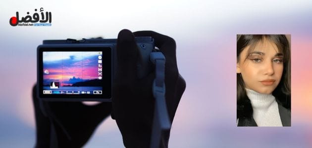 صورة بها يد تمسك كاميرا مع صورة الفتاة السعودية سارة مهند ضمن الحديث عن فيديو سكس ساره مهند 2025