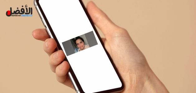 صورة بها يد تمسك هاتف عليه صورة السعودية ام شامبو ضمن الحديث عن افلام السعودية ام شامبو سكس