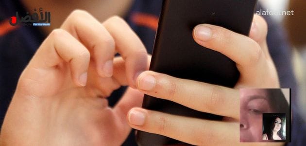 صورة بها هاتف ذكي ممسوك باليد عليه صورة المرأة السورية هند زهر الدين ضمن الحديث عن فيديو سكس هند زهر الدين