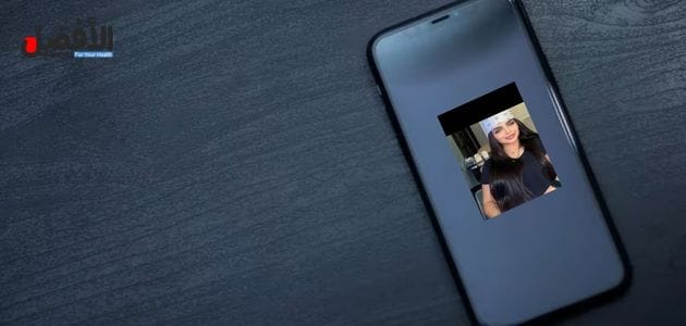 صورة بها يد تمسك هاتف عليه صورة العراقية ملاك القيسي ضمن الحديث عن سكس ملاك القيسي مع صافي