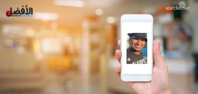صورة بها هاتف ذكي عليه صورة المذيع الفرفوش سيد غنيم ضمن الحديث عن فيديوهات المذيع الفرفوش في الساحل الشمالي سكس، وعن سكس الساحل الشمالي