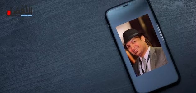 صورة بها هاتف ذكي عليه صورة المذيع الفرفوش سيد غنيم ضمن الحديث عن فيديو المذيع الفرفوش مع نور تفاحه سكس، وعن سكس المذيع الفرفوش