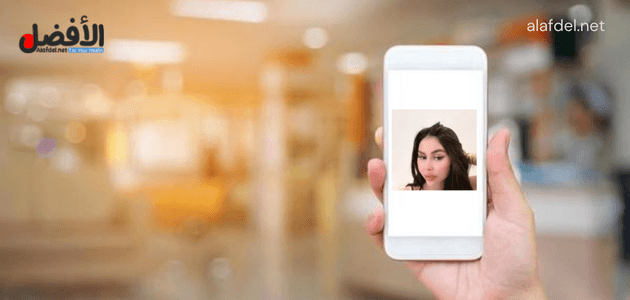 صورة بها يد تمسك هاتف عليه صورة جورجينا درويش ضمن الحديث عن افلام جورجينا درويش xnxx