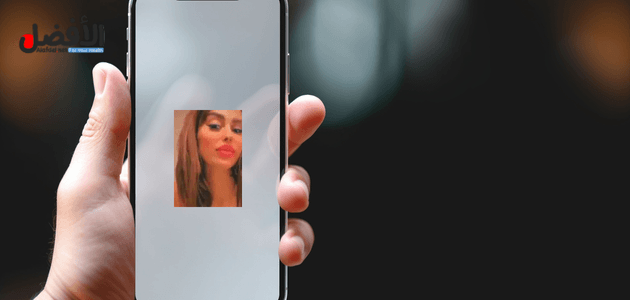 صورة بها يد تمسك هاتف عليه صورة جورجينا درويش ضمن الحديث عن جورجينا درويش سكس Porn Videos